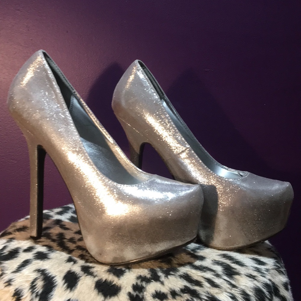 Brekelle’s silver pumps
